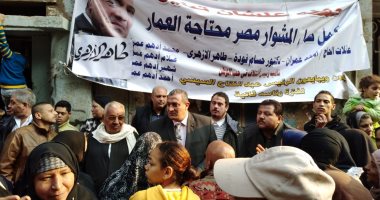 نائب محافظ القاهرة يوزع 1700 قطعة ملابس وسلع غذائية بالمجان فى مثلث ماسبيرو