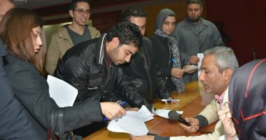 أبو السعود محمد ينشر صورا على صفحته لاختبارات أجراها لمتقدمى لجنة القيد بـ"الصحفيين"