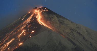 بركان "جيمس بوند" باليابان ينفث رمادا ودخانا