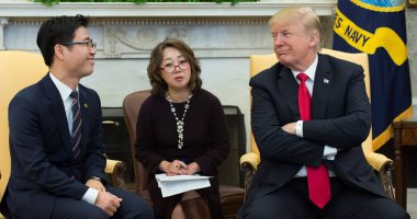 صور.. الرئيس الأمريكى يستقبل منشقين عن نظام كوريا الشمالية بالبيت الأبيض 