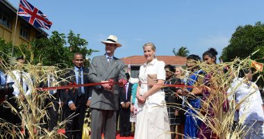 صور.. الأمير إدوارد وزوجته صوفى يزورون مدرسة للمكفوفين فى سريلانكا