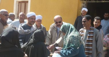 صور.. رئيس مدينة إسنا يوزع 100 بطانية على الأسر الأكثر احتياجا بقرية المعلا
