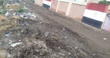 صور.. شكاوى من مصرف أمام مدرسة بكفر الشيخ يسبب أمراضا للتلاميذ