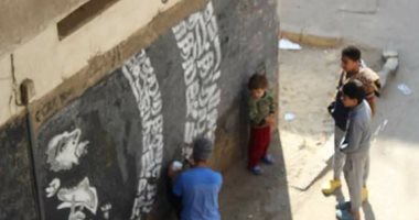 شباب قرية بالمنصورة يرسمون جرافيتى محمد صلاح على جدران مدارس القرية