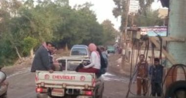عربات نصف نقل تنقل المواطنين بقرية البيضا بالبحيرة ومطالب بتطوير الطرق