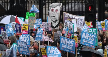 صور.. الآلاف يتظاهرون دعما لهيئة الخدمات الصحية فى بريطانيا