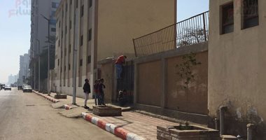 إحالة مديرة مدرسة بسوهاج للشئون القانونية بسبب هروب التلاميذ من فوق الأسوار