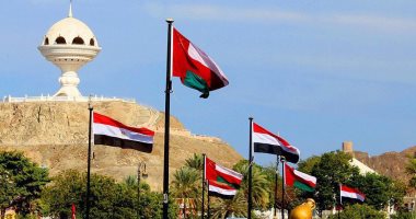 أعلام مصر تزين شوارع سلطنة عمان ابتهاجاً بزيارة الرئيس السيسى
