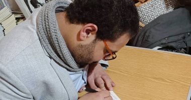 صور.. عبدالفتاح سالم يوقع ديوانه "آخر إزازة بيرة" بمعرض القاهرة للكتاب