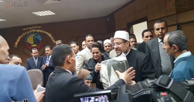 صور.. وزير الأوقاف يوزع 1000 بطانية على الأسر الفقيرة بالبحيرة