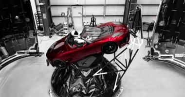 شاهد صورة سيارة تسلا "الحمراء" التى ستسافر إلى الفضاء غدا