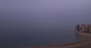 صور.. ضباب يغطى سماء الإسكندرية ويعوق حركة قوارب الصيد 