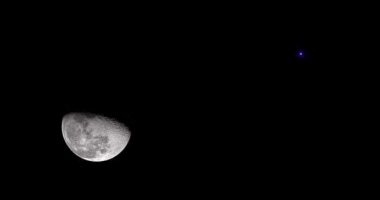 القمر يقترن بـ"السماك الأعزل" بسماء الوطن العربى فى ظاهرة ترى بالعين المجردة