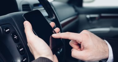 فرنسا تمنع السائقين من استخدام الهواتف الذكية أثناء توقف السيارة