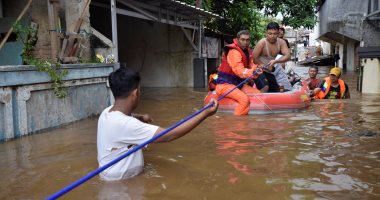 صور.. فيضانات وانهيارات أرضية تضرب إندونيسيا