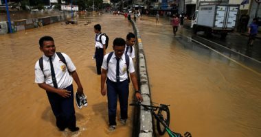 فيضانات وانهيارات أرضية تضرب إندونيسيا