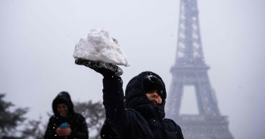 صور.. إغلاق برج إيفل بسبب سوء الطقس وتساقط كثيف للثلوج بباريس