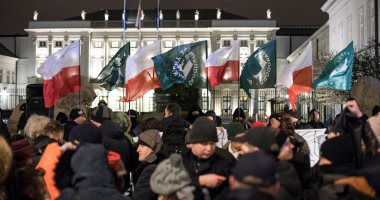 صور.. مظاهرات مؤيدة لإقرار قانون محرقة اليهود أمام القصر الرئاسى ببولندا