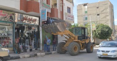 صور .. إزالة منشآت غير آمنة وإعلانات مخالفة بمدينة الخارجة بالوادى الجديد