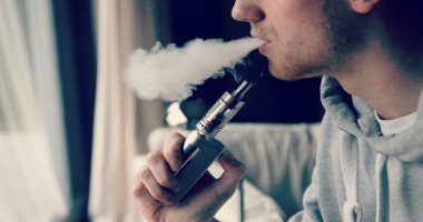 دراسة: النيكوتين الموجود فى السجائر الإلكترونية يسبب اختلال وظيفة المخاط