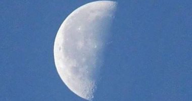 القمر فى التربيع الأخير اليوم ويزين قبة السماء فى منظر بديع 