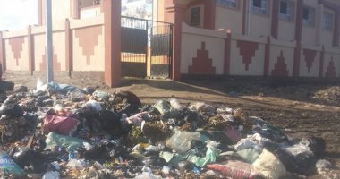 القمامة بجوار مدرسة 6 أكتوبر فى كفر الشيخ.. وولى أمر يناشد إزالتها