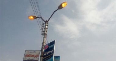 قارئ يرصد أعمدة إنارة مضاءة نهارًا بمدينة الفشن فى بنى سويف
