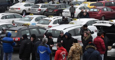 صور.. إضراب سائقى التاكسى فى التشيك ضد شركة النقل الخاصة أوبر