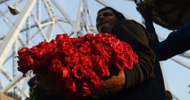 "ورود وقلوب حمراء".. الهند ولبنان أولى الدول استعدادا لعيد الحب