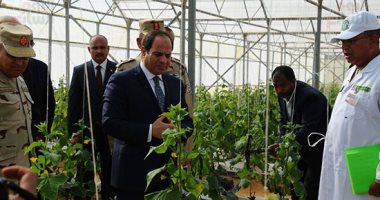 رئيس "الوطنية للزراعات المحمية" يهدى الرئيس مصحفا بمناسبة افتتاح مشروع الصوب (صور)