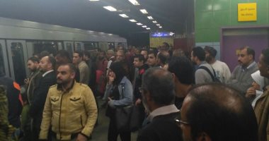 قارئ يشارك بفيديو للحظات انتشال الشرطة لجثة مواطن انتحر بمحطة مترو السادات