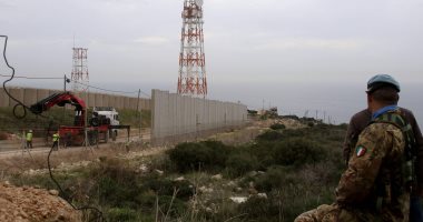 صور.. الاحتلال يستمر فى بناء جدار عازل مع لبنان بحراسة الأمم المتحدة
