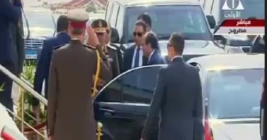 الرئيس السيسي يصل قاعدة محمد نجيب العسكرية لافتتاح عدد من الصوب الزراعية
