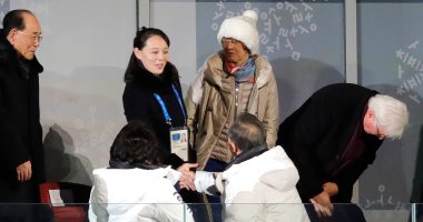 صور.. رئيس كوريا الجنوبية يصافح شقيقة زعيم كوريا الشمالية خلال افتتاح الأولمبياد