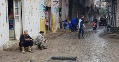 صور.. غرق شوارع 3 قرى ومدارس بمياه الصرف الصحى بالمحلة