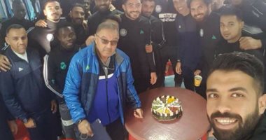 لاعبو سموحة يحتفلون بعيد ميلاد مدرب الحراس خلال معسكر الزمالك