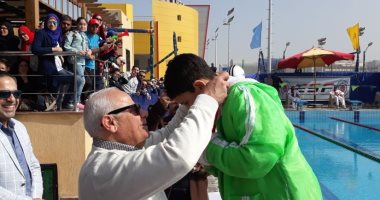 فيديو وصور.. محافظ بور سعيد يكرم الفائزين بالبطولة المفتوحة لبراعم السباحة