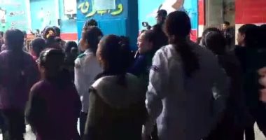 فيديو.. طلاب بمدرسة ابتدائى خاصة بالمحلة يتظاهرون من أجل مديرتهم