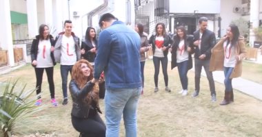 فيديو وصور.. حقيقة تقدم فتاة تونسية لخطبة صديقها بالشارع بمناسبة عيد الحب