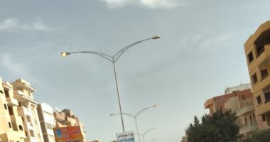 صور.. قارئ يرصد إنارة أعمدة الكهرباء نهاراً فى شوارع الحى الخامس بأكتوبر
