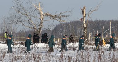 ننشر صور البحث عن أشلاء ضحايا تحطم الطائرة الروسية وسط الثلوج