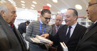 وزير الثقافة المغربي يزور جناح مجلس حكماء المسلمين بمعرض الدار البيضاء للكتاب