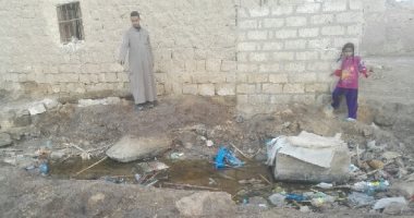 صور.. المياه الجوفية تهدد منازل قرية الحيبة ببنى سويف بالانهيار