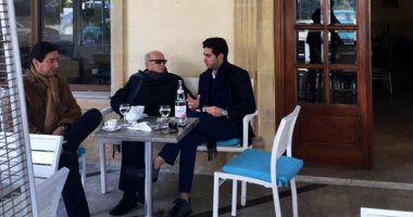الرئيس التونسى وحفيده يتناولان القهوة على مقهى شعبى بقرطاج