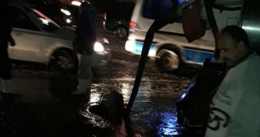 صور.. القاهرة للصرف تنشر سيارات شفط لسحب مياه الأمطار من المحاور الرئيسية