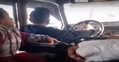 فيديو.. امسك مخالفة.. طفل يقود سيارة أجرة لنقل الركاب بمنشأة ناصر