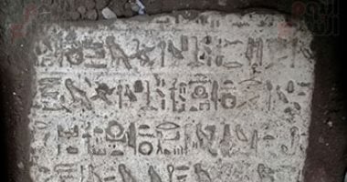 صور.. آثار أسيوط: نقل حجر أثرى يعود لعصر الملك إخناتون لمخزن الآثار بشطب