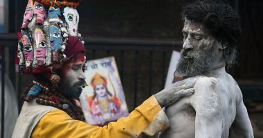 صور.. هندوس فى نيبال يلونون أجسادهم بالرماد احتفالا بكرنفال دينى