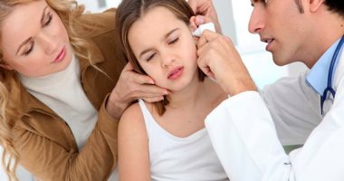 ضعف السمع ممكن يكون بالوراثة.. اعرف السبب والعلاج
