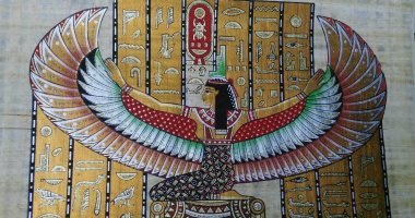 فنان يسجل العادات الفرعونية على ورق البردى بصورة طبق الأصل
